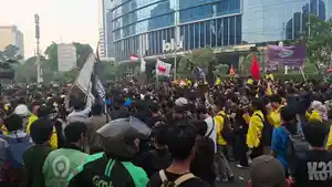 Situasi-aksi-demonstrasi-yang-digelar-mahasiswa-dan-masyarakat-sipil-di-Jalan-MH-Thamrin.jpg