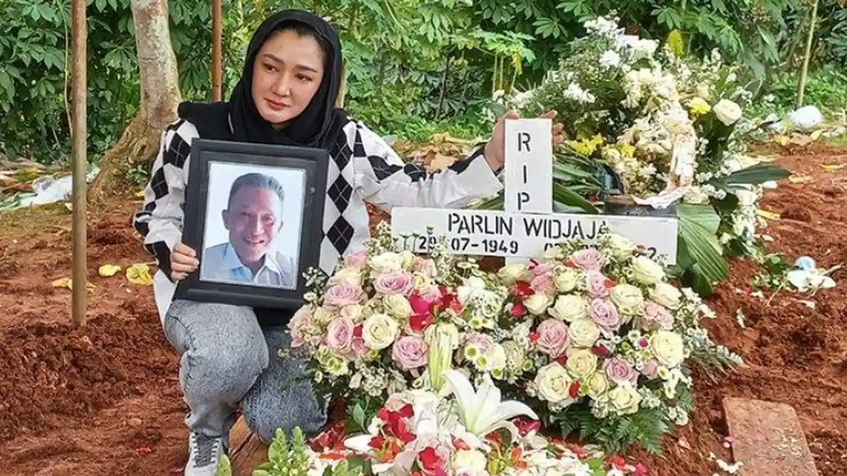 Melly Mono Tak Bisa Berkata-kata di Pusara Sang Ayah
