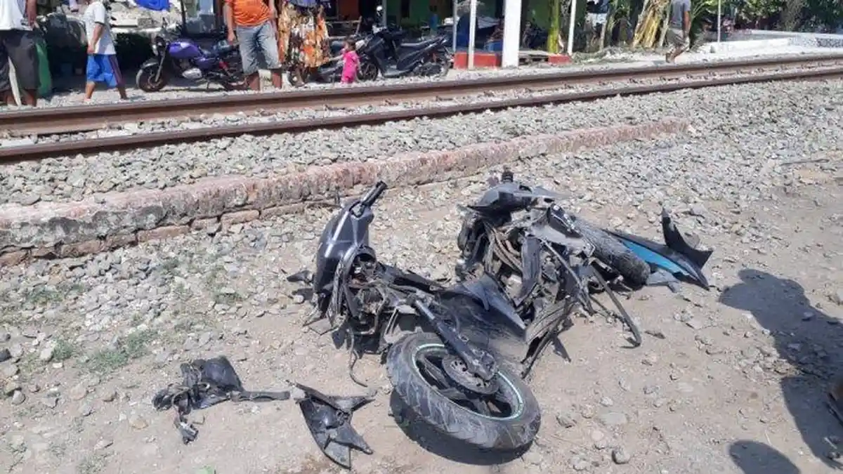 Mita Meregang Nyawa Tertabrak Kereta Api di Perlintasan Tanpa Palang Pintu