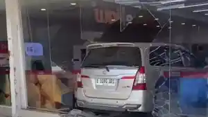 Mobil-Toyota-Innova-menabrak-minimarket-di-Jalan-Raya-Gandul.jpg