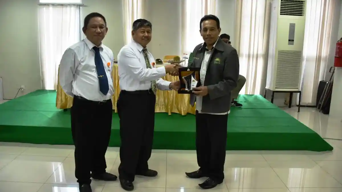 120 Siswa SMA Islam Athirah Makassar ke Kampus UNM! Dapat Tips Pilih Jurusan dari WR I Prof Muharram - wr-i-unm-prof-muharram-menerima-cenderamata.jpg
