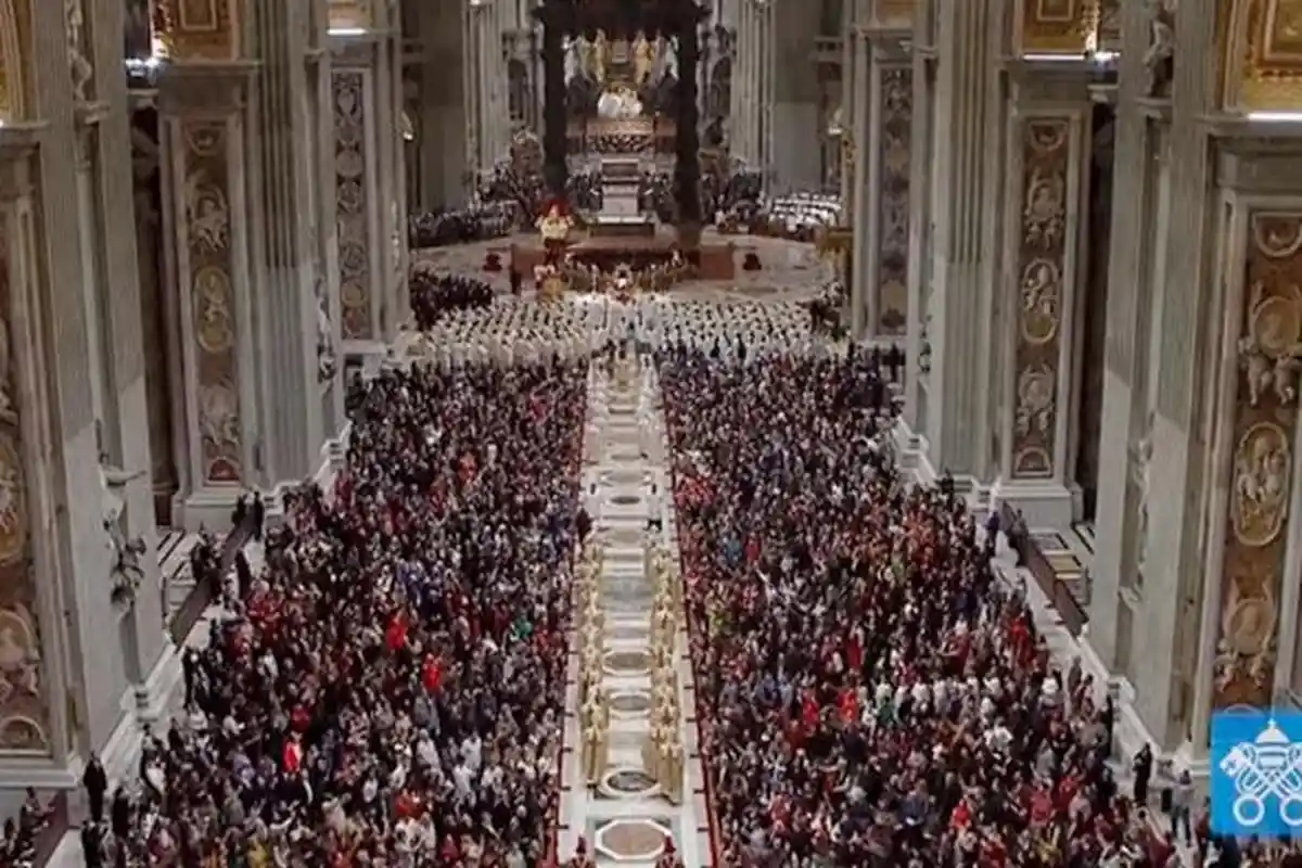 Paus Fransiskus pada Misa Natal, Yesus Menunjukkan Kedekatan Tuhan di Tengah Ketergesaan Konsumeris