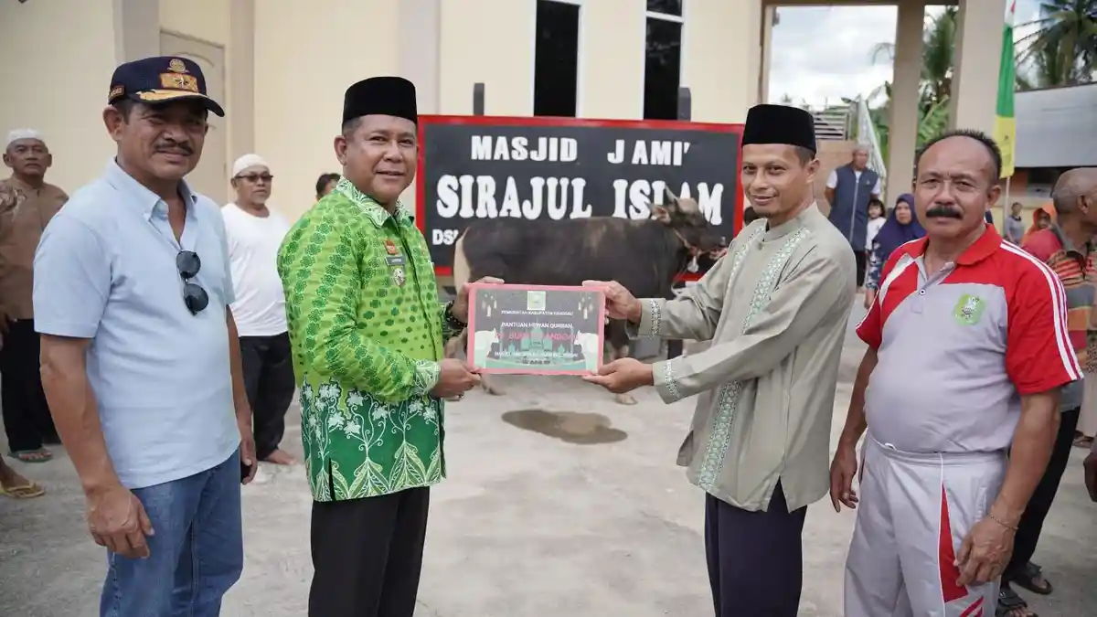 Pj Bupati Sanggau Serahkan Hewan Kurban ke Masjid Jami' Sirajul Islam ...