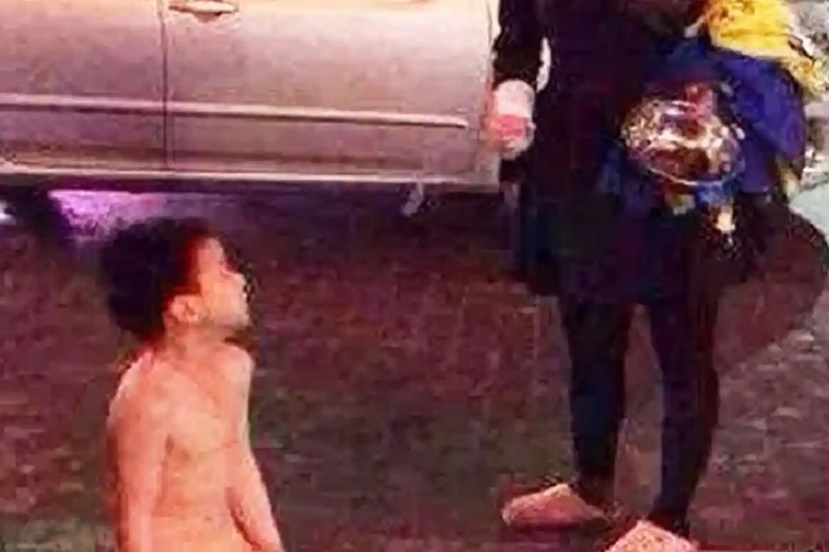 Seorang Ibu yang Marah Hukum Anaknya Telanjang di Jalan