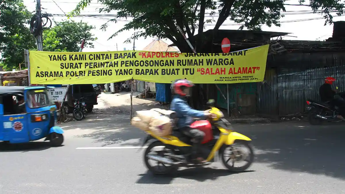 Tolak Eksekusi Rumah, Warga Pesing Tutup Jalan Daan Mogot