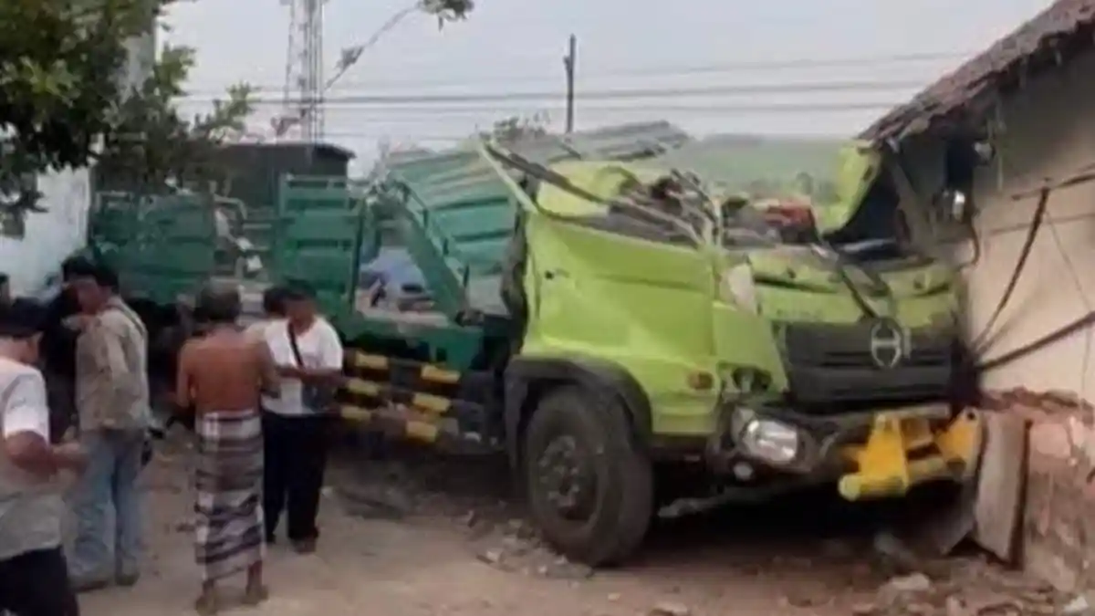 Dengar Benturan Keras, Warga Jombang Kaget Kondisi Penuh Debu, Ternyata Truk Trailer Tabrak Rumah