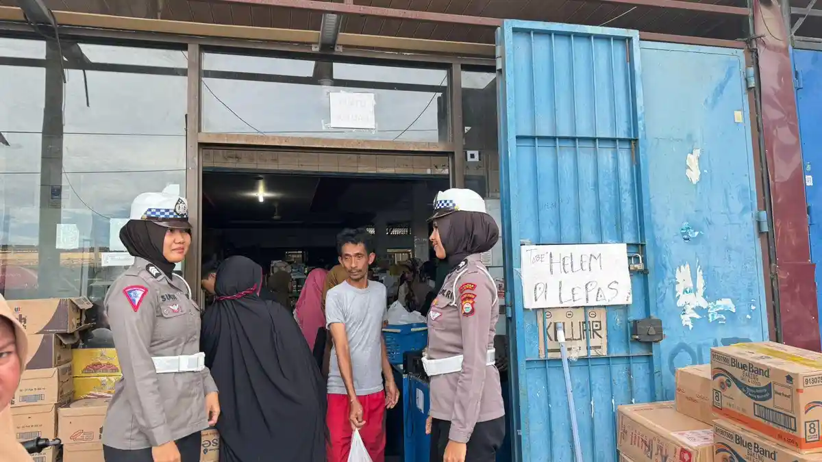 Polwan Jaga Pusat Perbelanjaan di Luwu Jelang Lebaran Idulfitri
