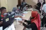 Warga Antri Mencairkan Dana BLT BBM dan BPNT
