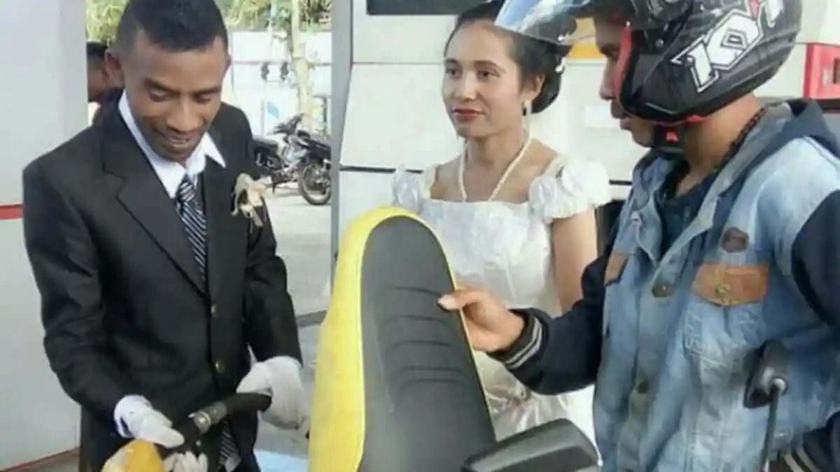 Masih Pakai Baju Pengantin, Petugas SPBU di Bajawa Layani Pengendara Isi Bensin