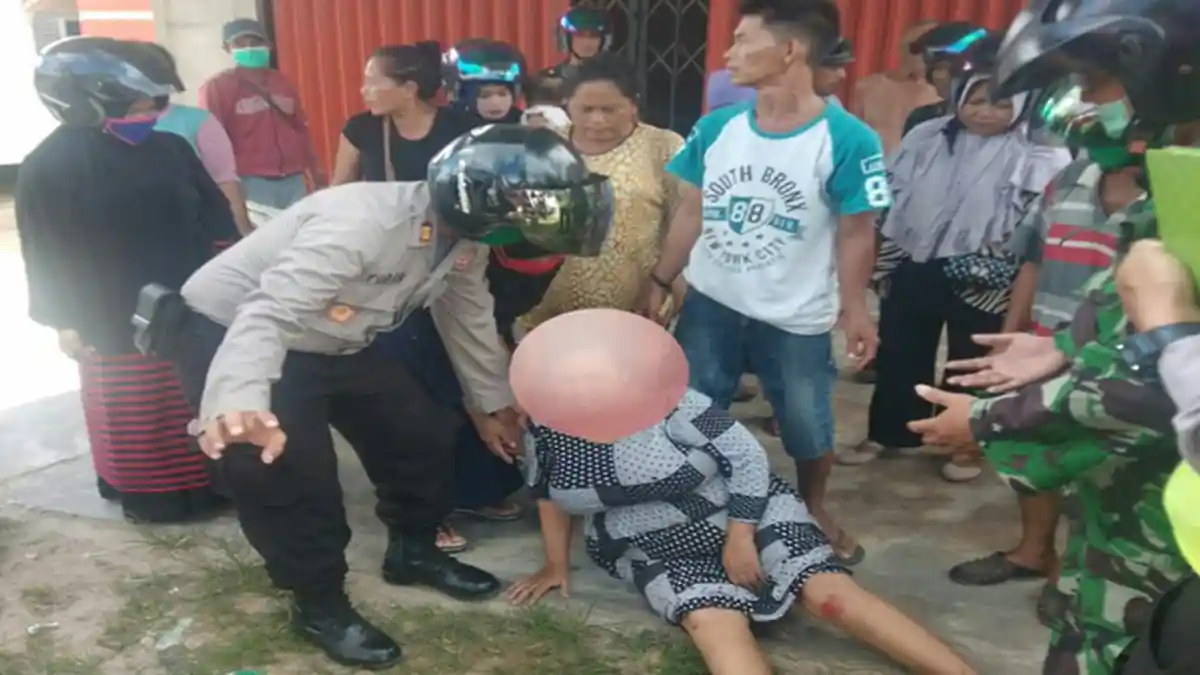 Kapolsek Singkawang Tengah Bantu Korban Kecelakaan