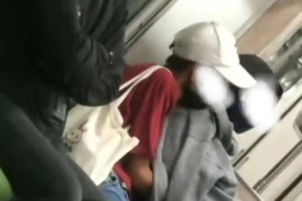 VIRAL! Sepasang Kekasih Diduga Berbuat Mesum di KRL, Perempuan Berjilbab Jadi Sorotan