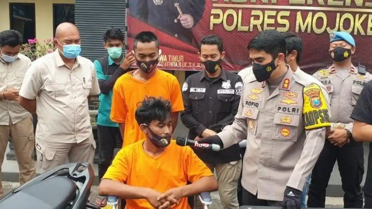 Mengaku Polisi, Bapak dan Anak Rampas Motor Pasangan ABG, Bahkan Minta Korbannya Lepas Baju 