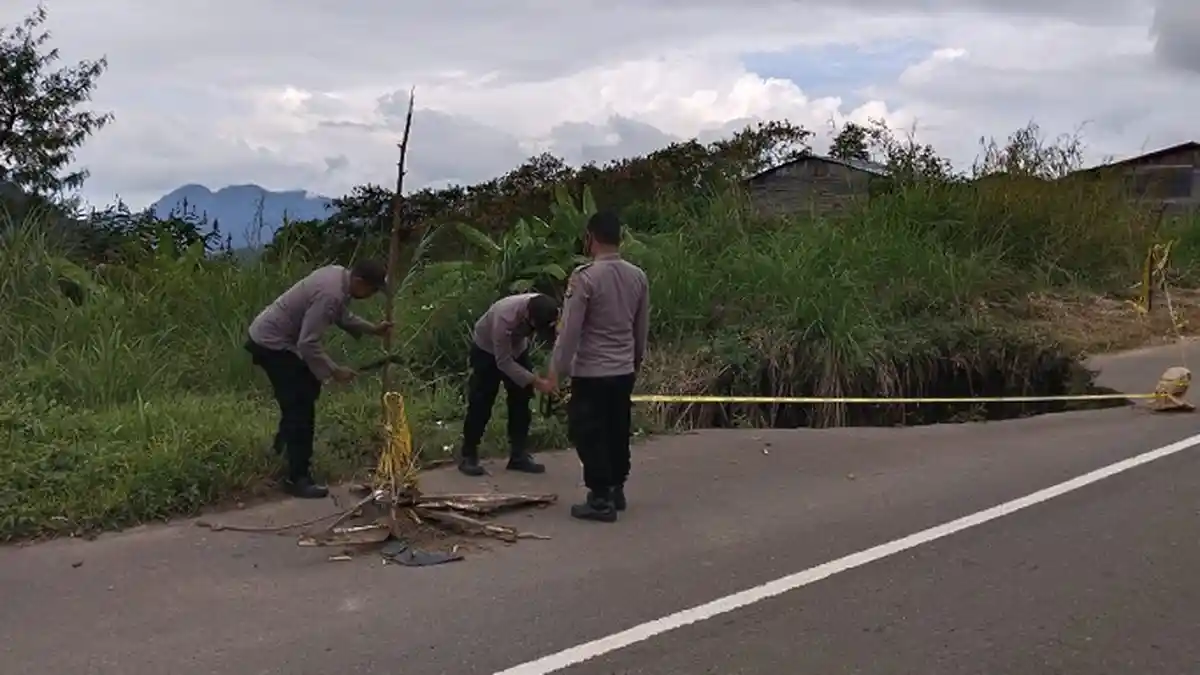 Polsek Permata Pasang Garis Polisi di Jalan Amblas, Minimalisir Laka Lantas di Lintas KKA