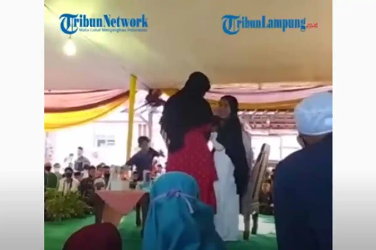 Video Detik-detik Syekh Ali Jaber Ditusuk di Bandar Lampung, Dari Luar Langsung ke Panggung