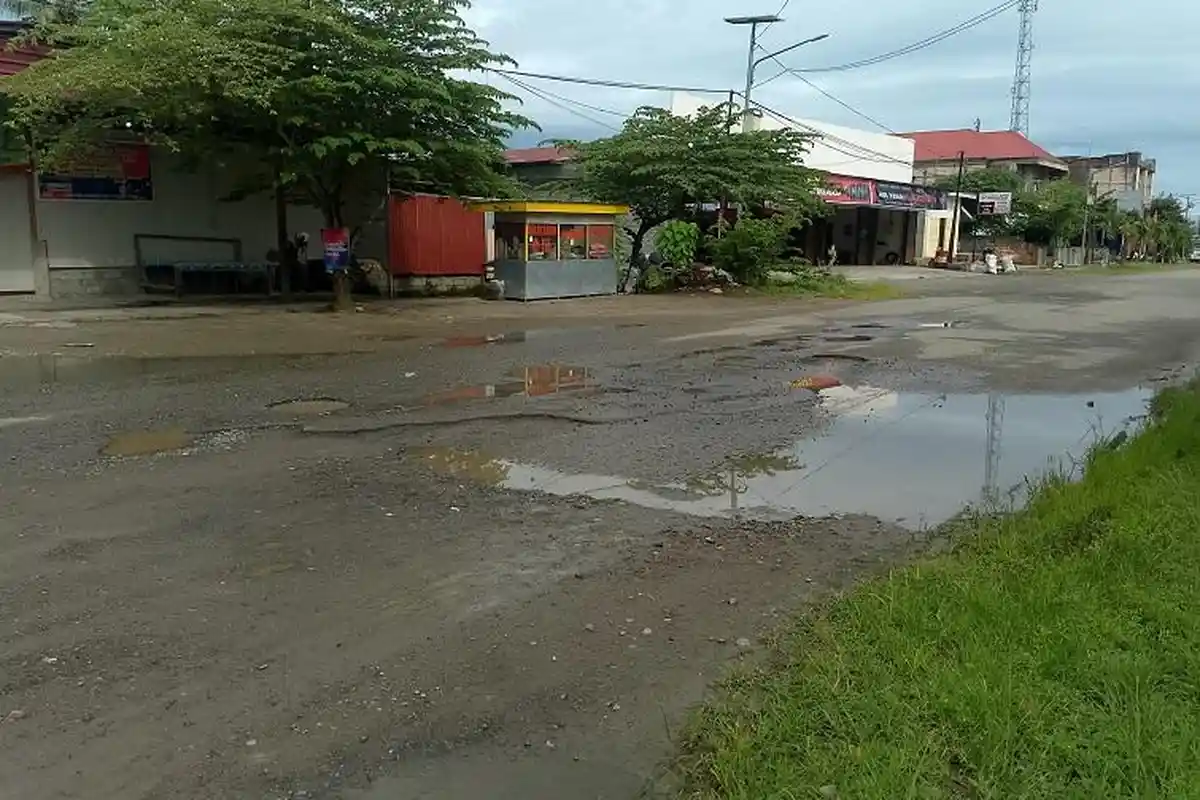 Jalan Depan Kantor DPRD Pasangkayu Tak Kunjung Diperbaiki, Bahayakan Pengendara