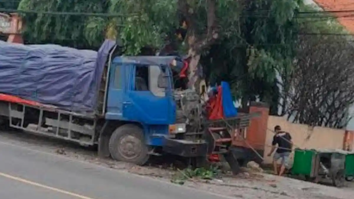 Kecelakaan di Gresik, Truk Hantam Warung dan Tabrak Pohon, Diduga Alami Rem Blong saat Jalan Menurun