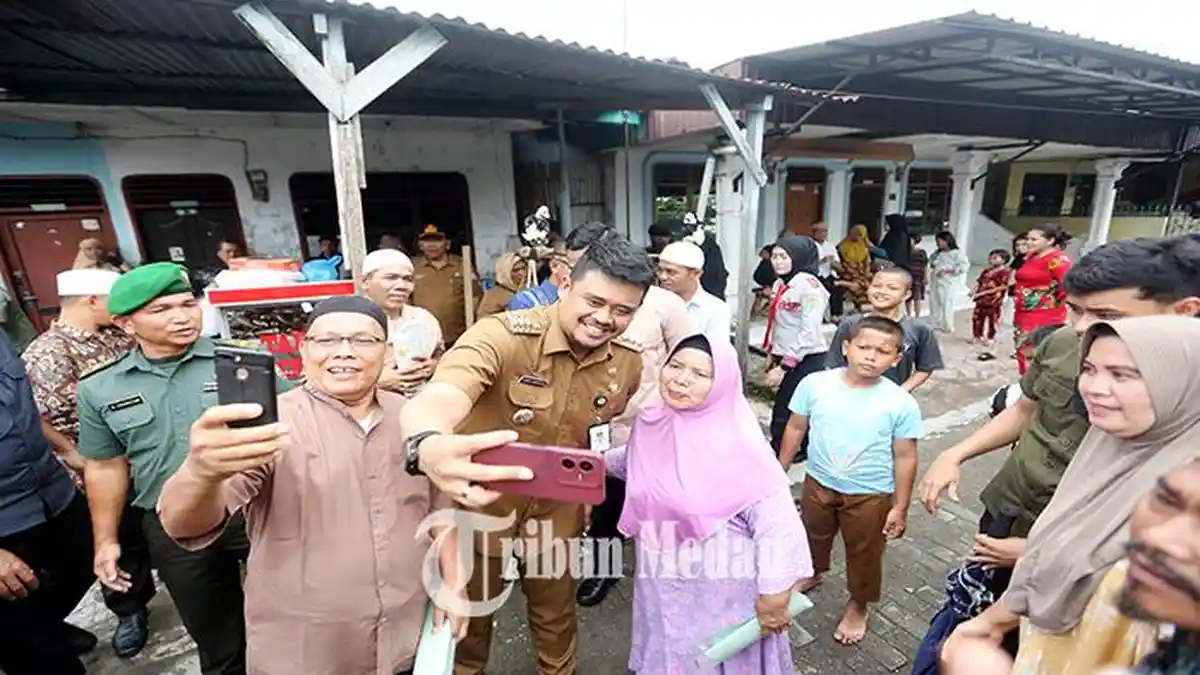 Berita Foto: SANKSI Berat, Wali Kota Medan Bobby Nasution Peringatkan ASN Jika Bantu Mafia Tanah - 18122023_PEMBAGIAN-SERTIFIKAT-TANAH_ABDAN-SYAKURO-7.jpg