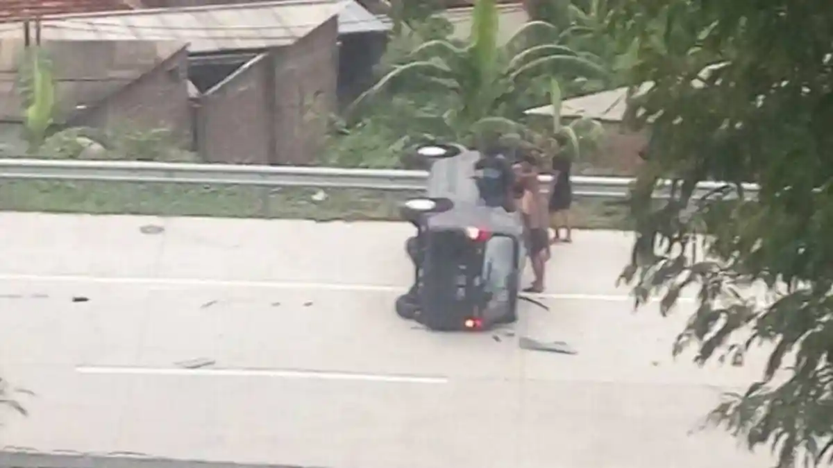 BREAKING NEWS : Kecelakaan di Tol Semarang, Mobil Xenia Hitam Plat D Terbalik