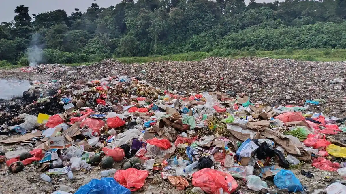 Saadiah Uluputty Janji Bantu Satu Unit Pengelolaan Sampah di SBT 