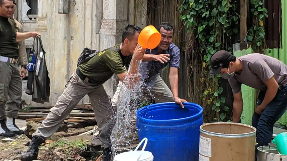 Diserang Dengan Air Kencing saat Penertiban Kawasan Warenhuis, Sejumlah Personil Satpol PP Muntah