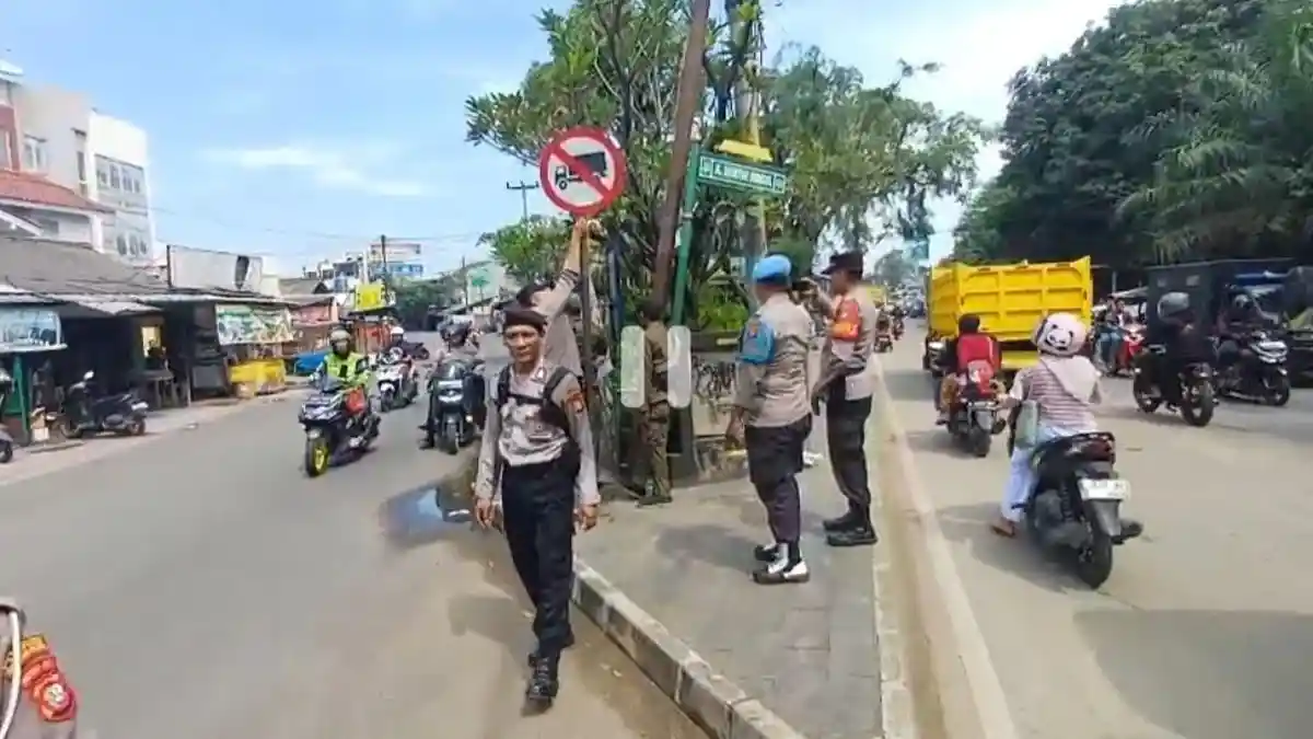Operasi Berantas Jaya 2025, Polsek Cisauk Tertibkan Bendera dan Spanduk Ormas