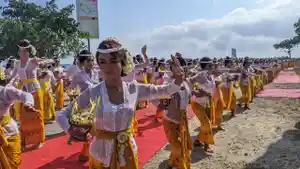 Tarian-massal-saat-helatan-Nusa-Penida-Festival-2023.jpg