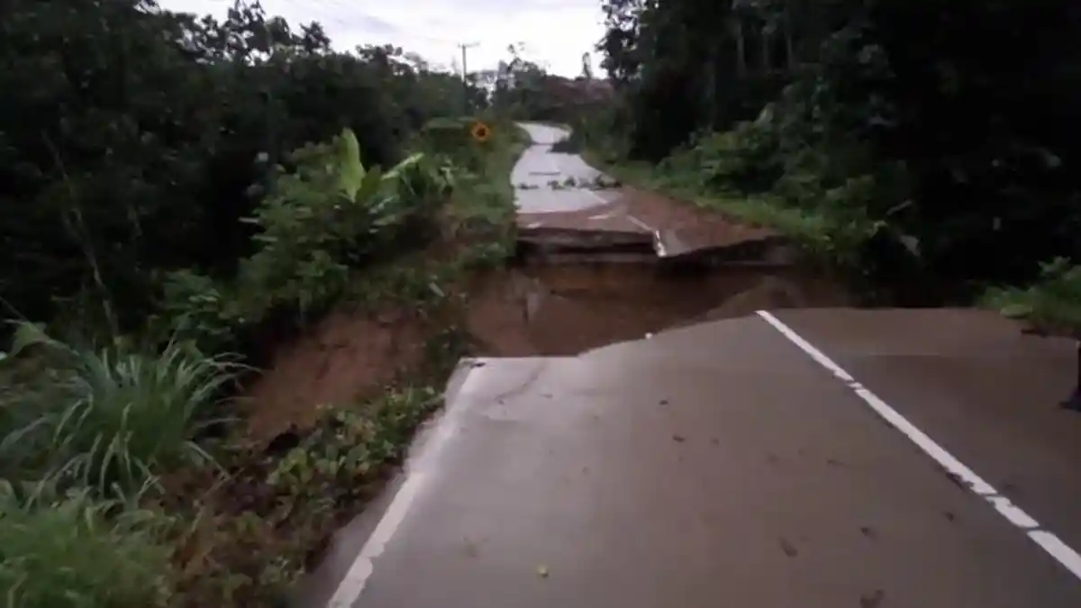 Jalur Pesisir Selatan Berau Lumpuh, Jalan Menuju 5 Kecamatan Putus, DPUPR Langsung Perbaiki