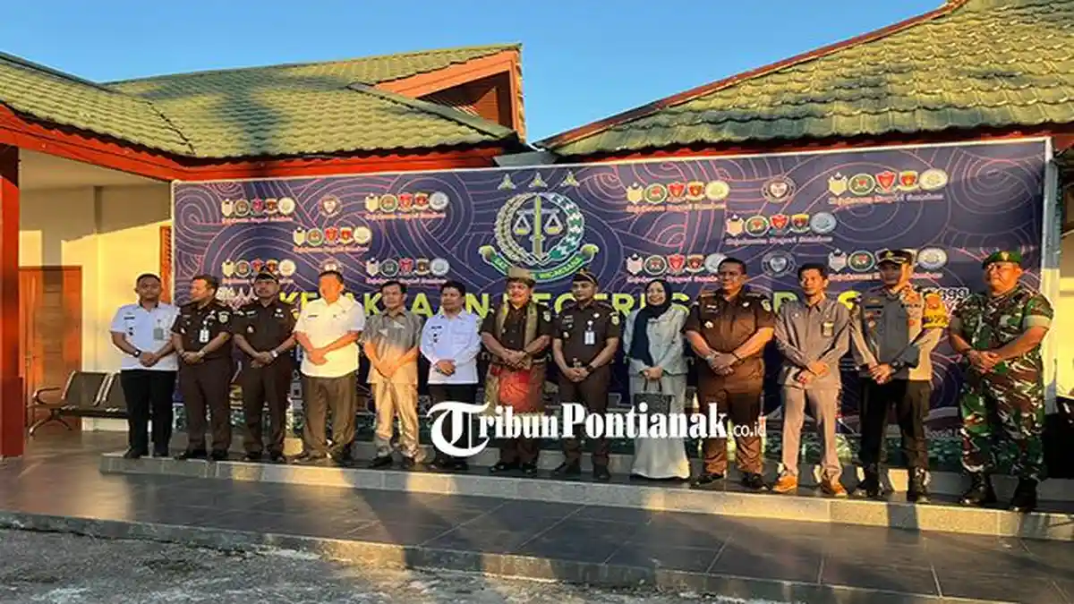 Disambut Tarian Melayu, Kunker Perdana Kajati Kalbar di Sambas