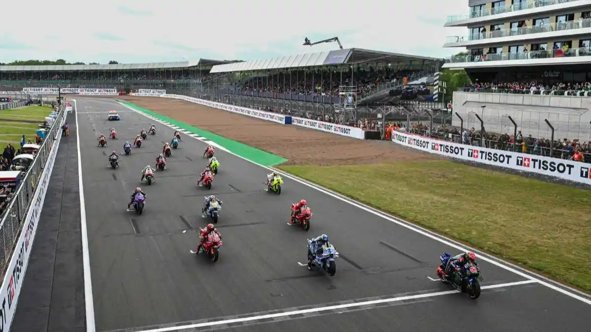 Hanya 16 Pebalap yang Finis, Ada Apa dengan Sirkuit Silverstone di MotoGP 2026?
