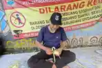 Kisah Pedagang Kulit Ketupat Musiman di Bekasi: Bertahan Merajut Harapan Di Balik Melandainya Omzet
