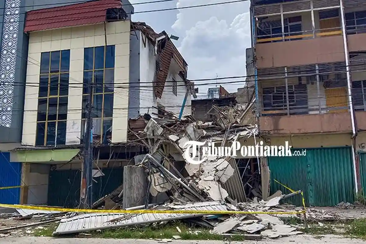 Detik-detik Ruko Tiga Lantai di Pontianak Ambruk, Mulvi: Saya Dengar Seperti Suara Keramik Pecah