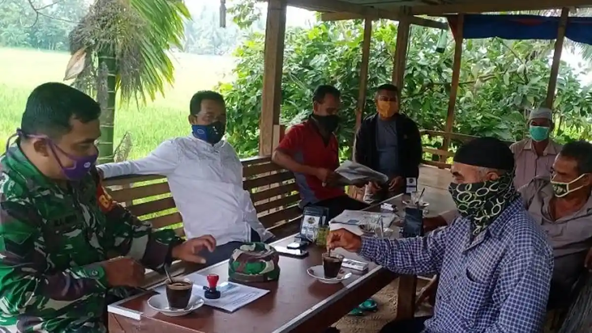 Babinsa Koramil Dewantara, Komsos dengan Mengajak Warga Patuhi Protokol Kesehatan Covid-19