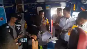 Polresta-Kendari-tes-urine-kepada-ABK-dan-nahkoda-kapal-cepat-di-Pelabuhan-Nusantara-Kendari.jpg
