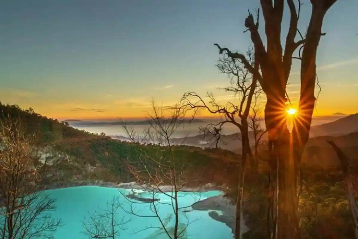 Tempat Wisata di Bandung, Indahnya Kawah Putih Cidewey