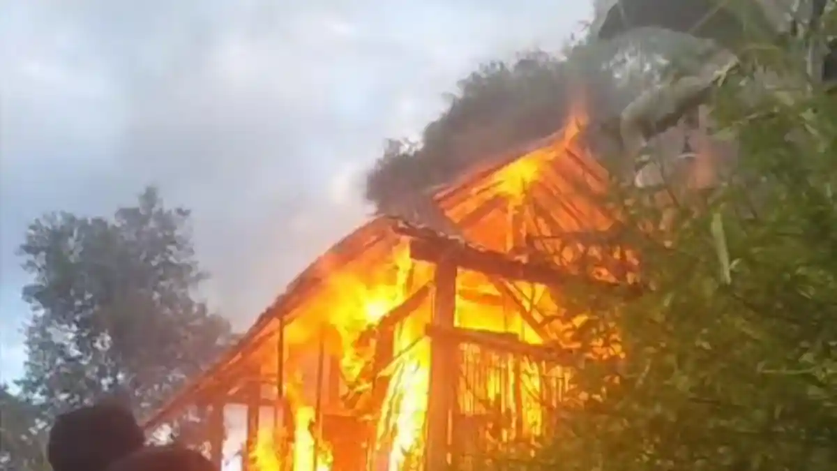 BREAKING NEWS: Kebakaran Hebat di Sespa Mamasa, 1 Rumah Warga Ludes Terbakar