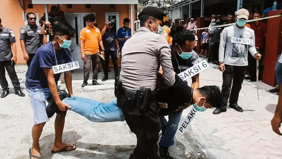 FOTO-FOTO: Rekonstruksi Kasus Warga Tenda-Gorontalo yang Ditembak Mati Karena Bacok Polisi - 2023-09-14_MH-diangkat-dalam-kondisi-tak-berdaya.jpg