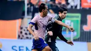 Pemain-Persekabpas-Pasuruan-Esteban-Viscarra-berduel-dengan-pemain-Persik-Kediri.jpg