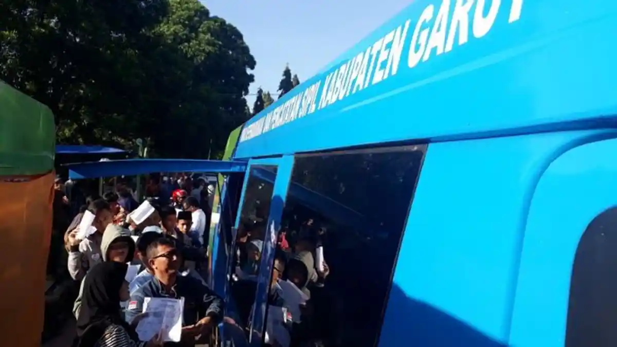 Haryati Rela Antre Sejak Subuh Hanya untuk Cetak e-KTP di Mobil Keliling Disdukcapil Garut