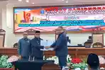 20251127_Wakil-Bupati-Paser-Ikhwan-Antasari-saat-menandatangani-persetujuan-bersama-DPRD-Paser.jpg