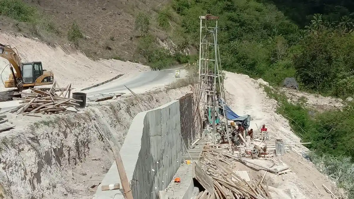 BPJN NTT Bergerak Cepat Tangani Jalan Longsor di Rindi Kabupaten Sumba Timur
