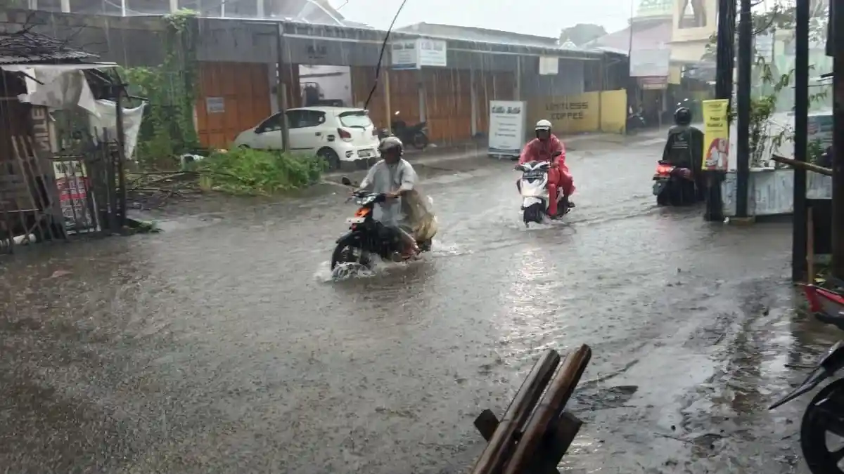 Hujan Deras Guyur Kota Makassar, Camat Manggala Imbau Warga Blok 10 Perumnas Antang Siaga