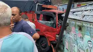 Truk-tabrak-tembok-ungaran.jpg