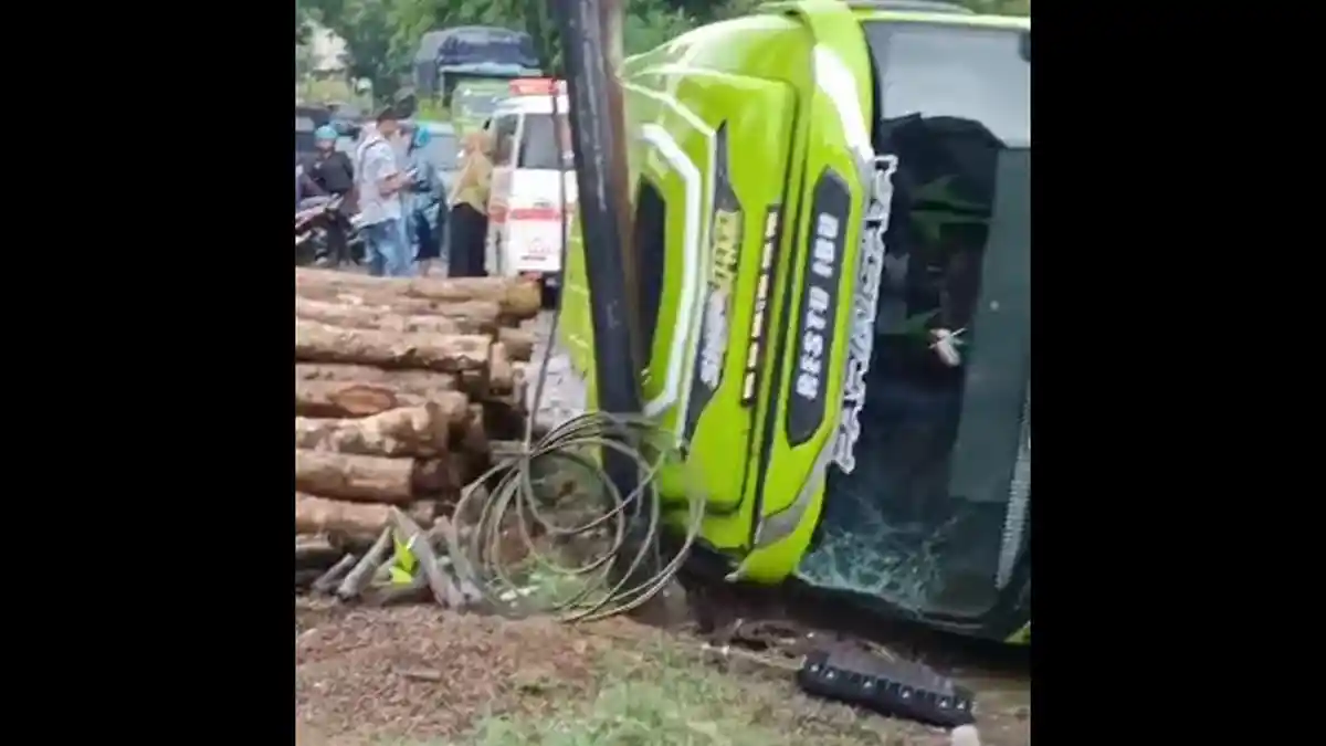 Detik-detik Kecelakaan Microbus vs Scoopy di Mlonggo, Pegawai DPRD Jepara Meninggal, 1 Luka