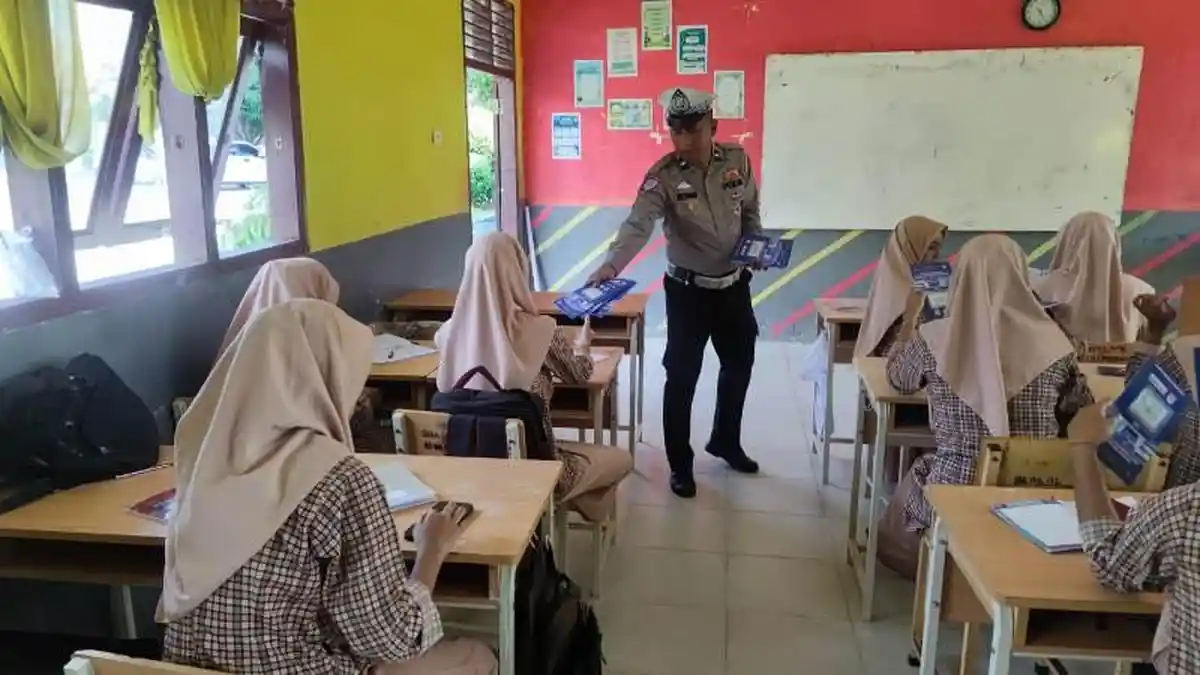 Satlantas Aceh Timur Sosialisasi Keselamatan Berkendara ke SMAN 1 Peudawa