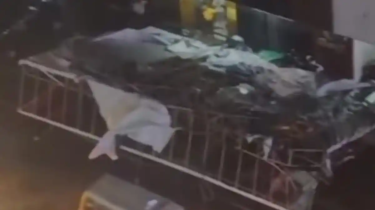 Hujan Deras dan Angin Kencang di Medan Malam Ini, Tiga Mobil Tertimpa Billboard