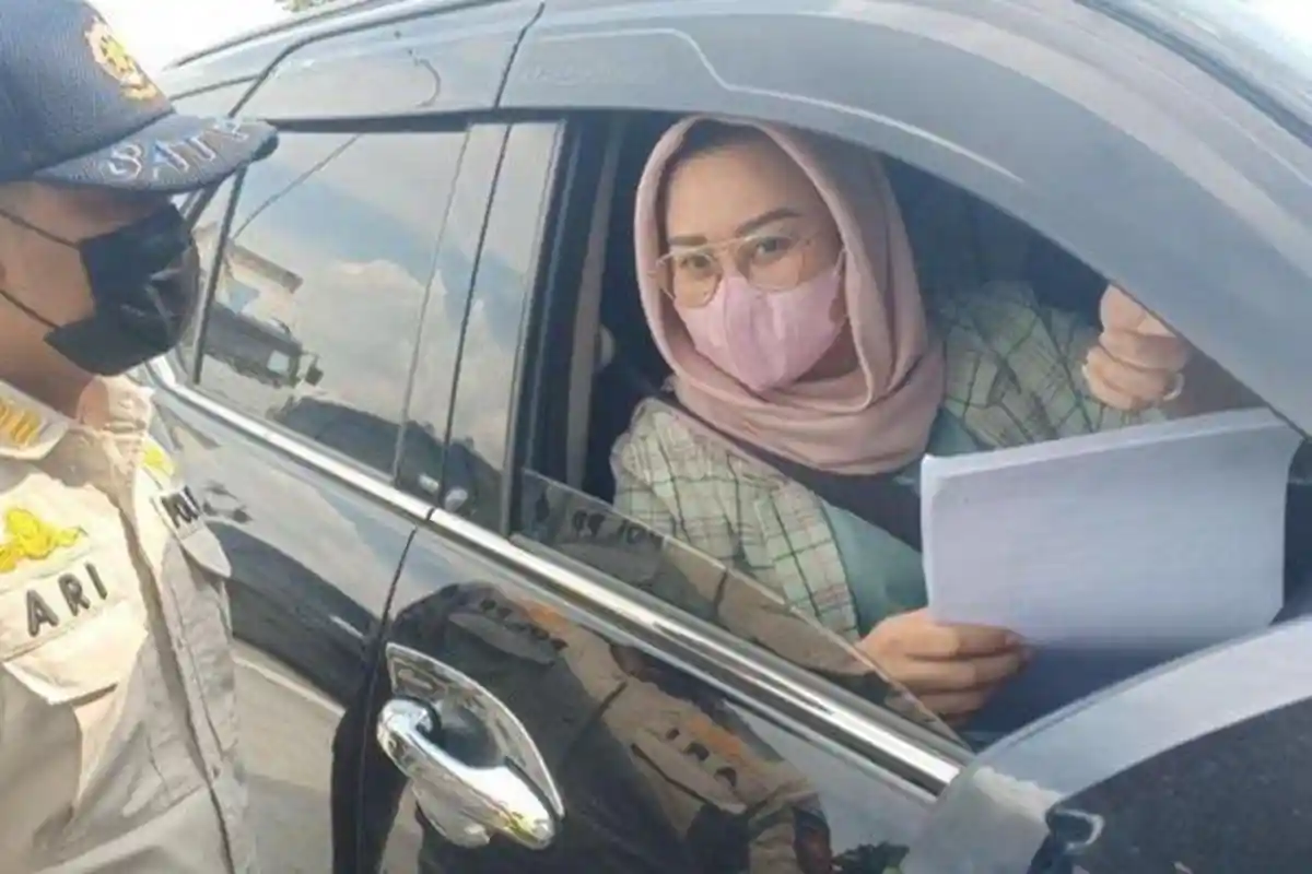 BEDA NASIB Ibu Dewan dengan Bu Guru saat Larangan Mudik, Bu Guru Harus Balik Arah Naik Becak