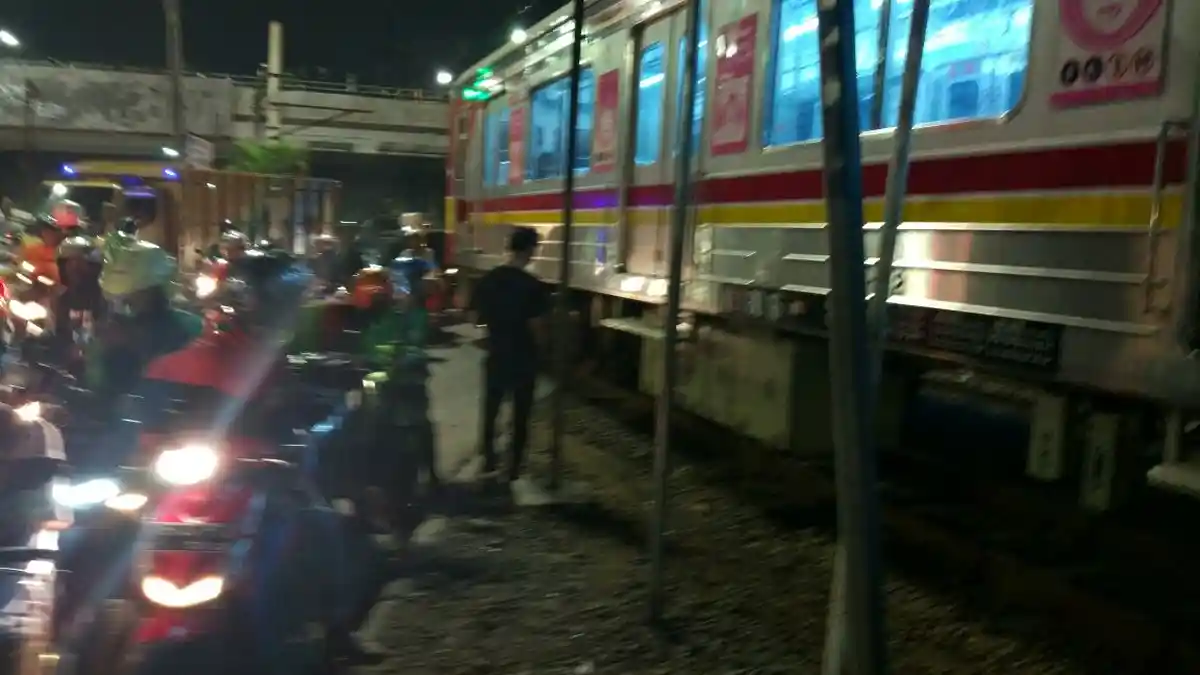 Menyelonong Lintasi Perlintasan Kereta, Pengendara Sepeda Motor Terluka Dihantam KRL