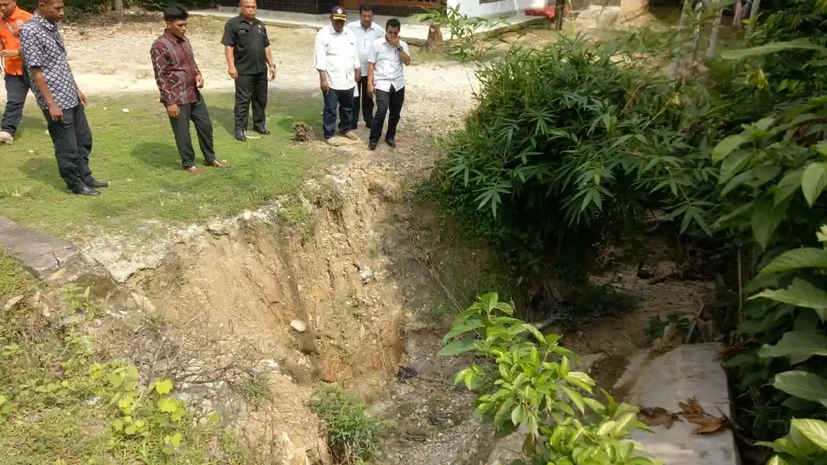 Longsor di Gampong Pondok Keumuning- Langsa, Jalan Lintas Terancam Amblas