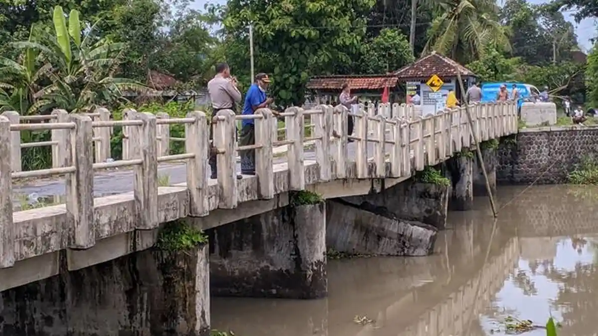 Jembatan Penghubung Pantai Trisik Kulon Progo Ambles Akibat Tergerus Aliran Eceng Gondok