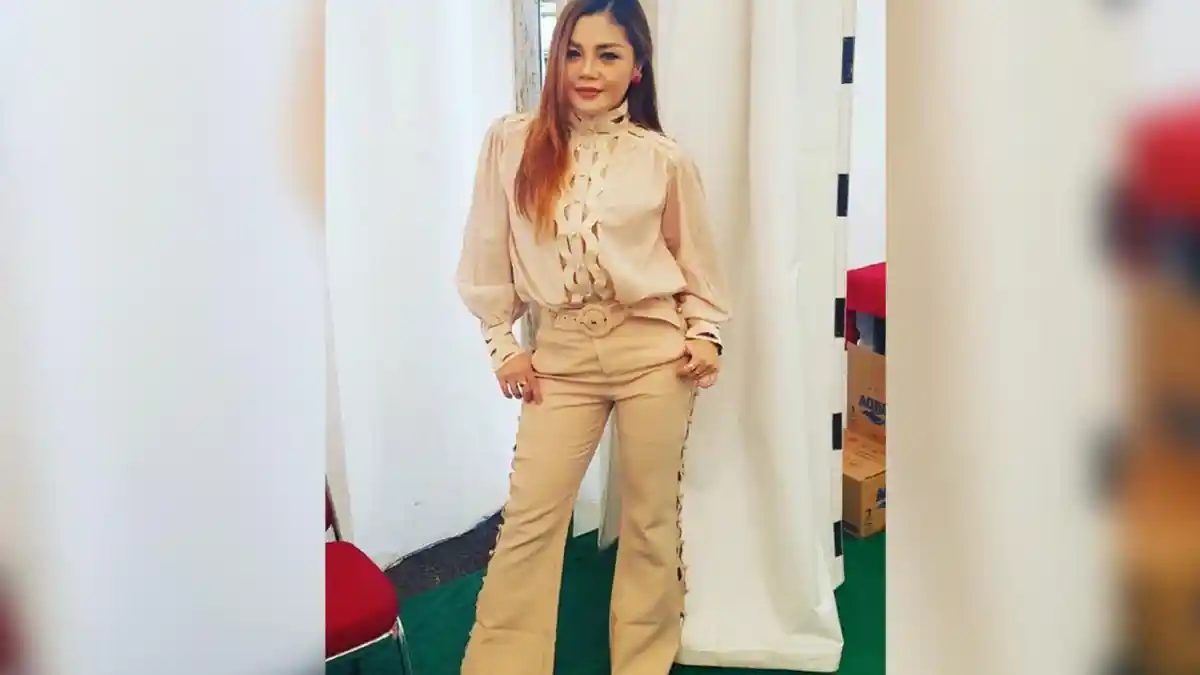 Penyanyi Dangdut Ini Akhirnya Blak-blakan Bongkar Kronologi Baju Melorot Saat Sedang Asyik Nyanyi